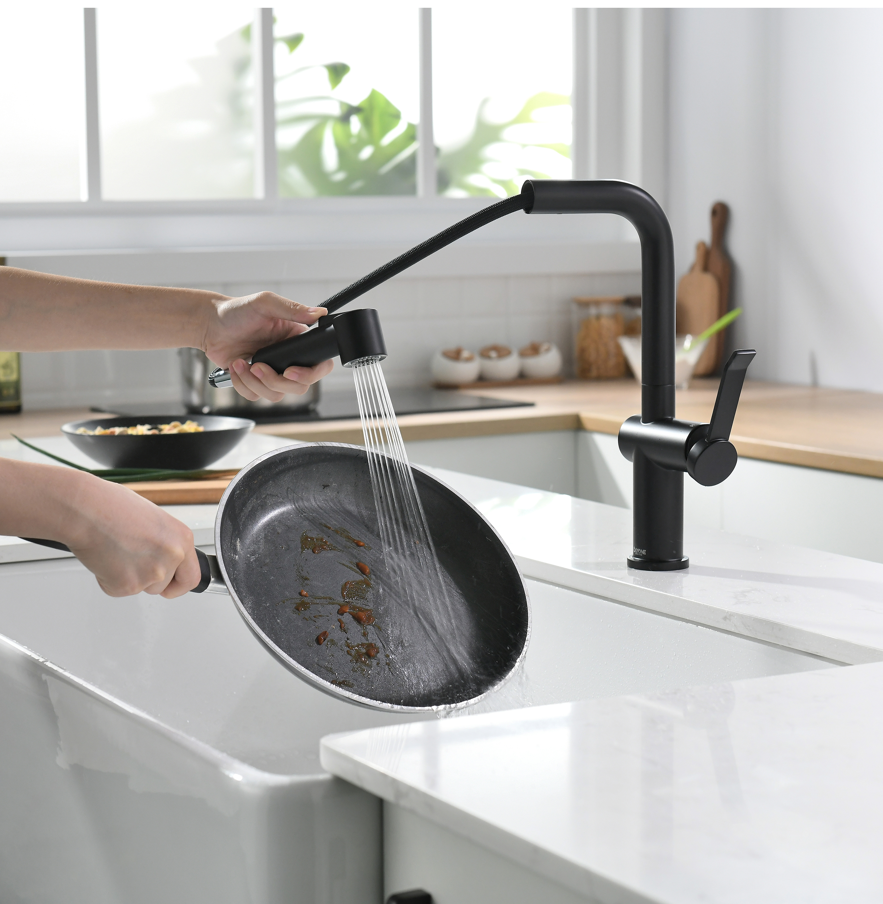 Mattschwarzes neues Design Einloch-Küchenarmaturen zum Herausziehen