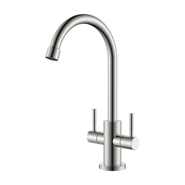 Küchenarmatur aus gebürstetem Nickel. Küchenarmatur mit zwei Griffen