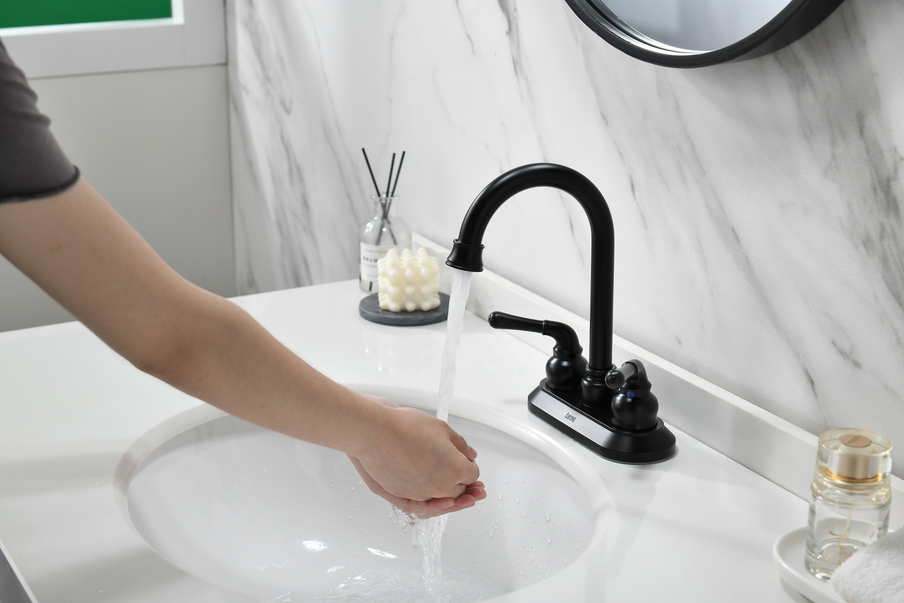 Schwarzer Waschtischarmatur Badezimmer Badewannenarmaturen mit 2 Griffen heiß kalt Matt Badezimmer Waschbecken Wasserhahn