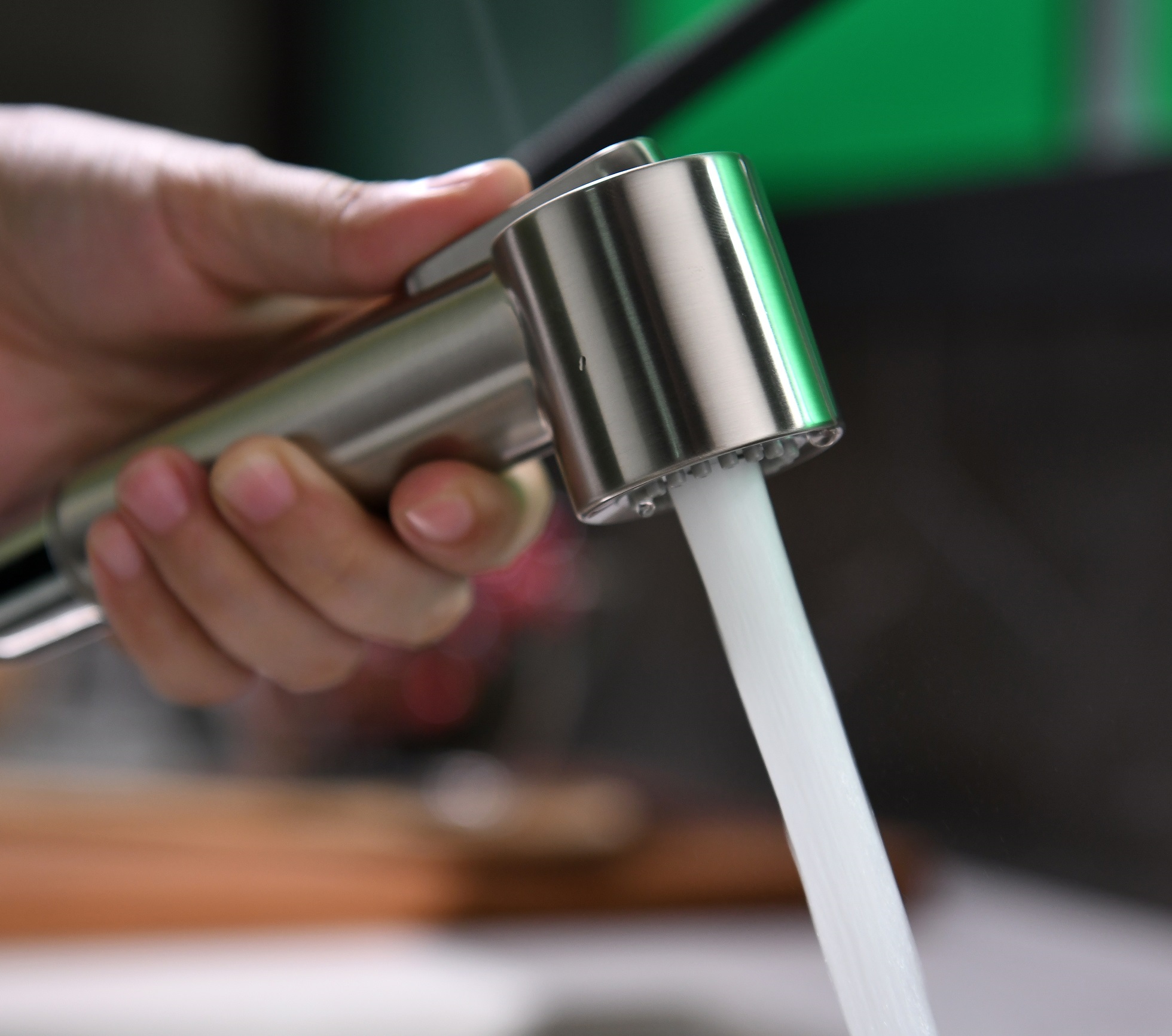 Wasserhahn mit 360-Grad-Drehung, aus gebürstetem Nickel, ausziehbarer Wasserhahn, Wandmontage, Küchenarmatur mit Sprühgerät